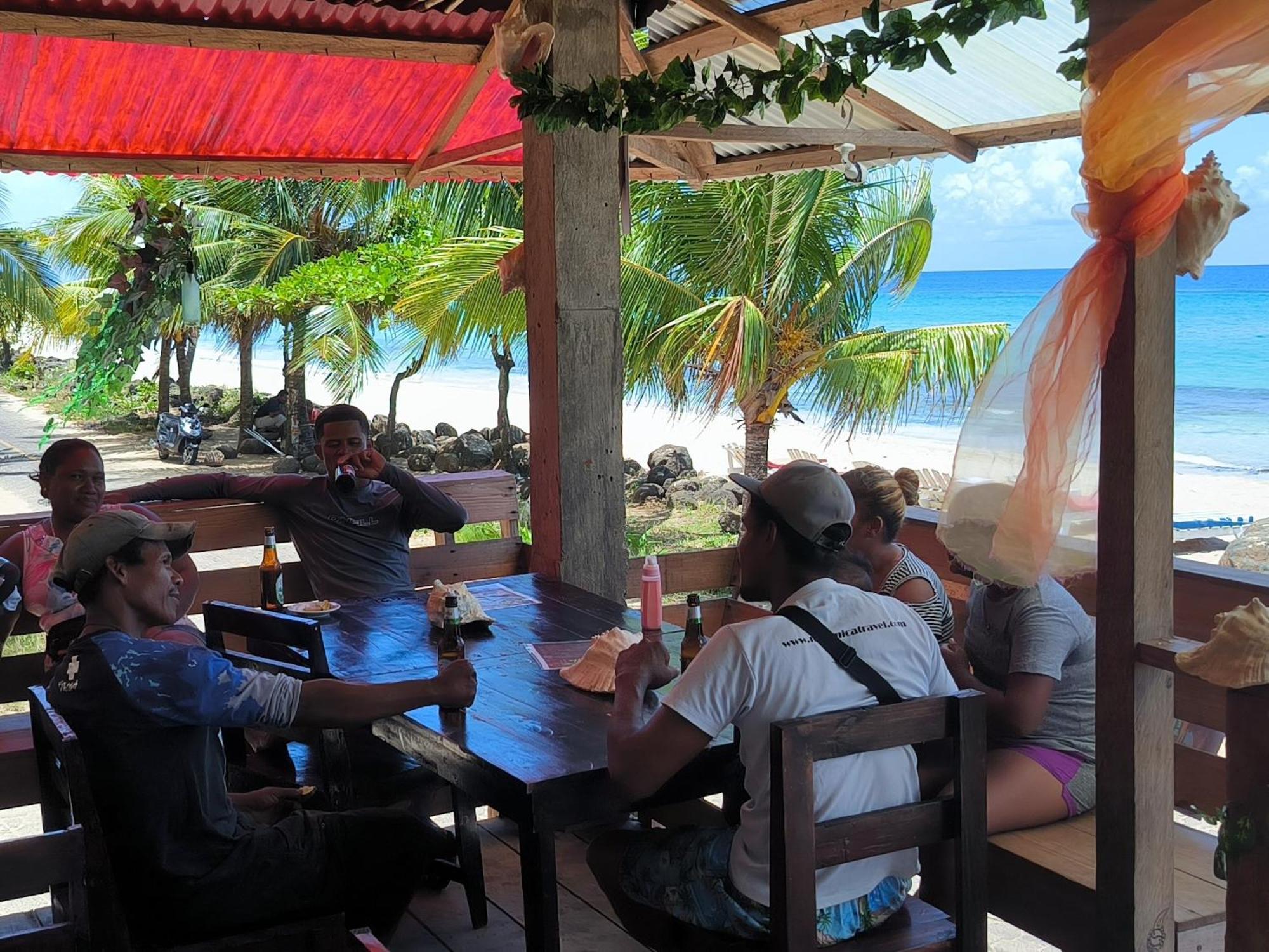 Paraiso Beach Hotel Brig Bay Esterno foto